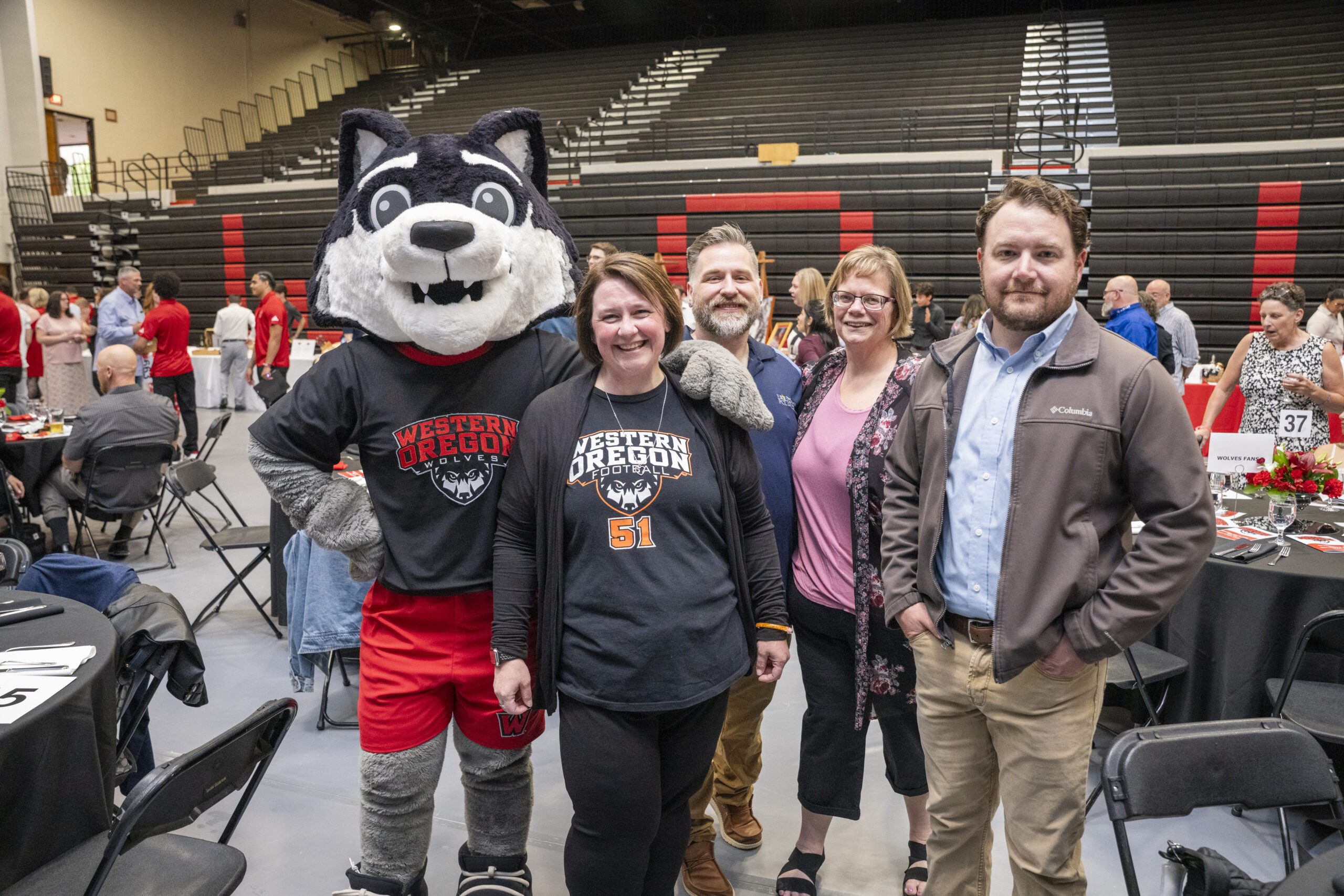 05 31 -717 Group standing with wolf mascot