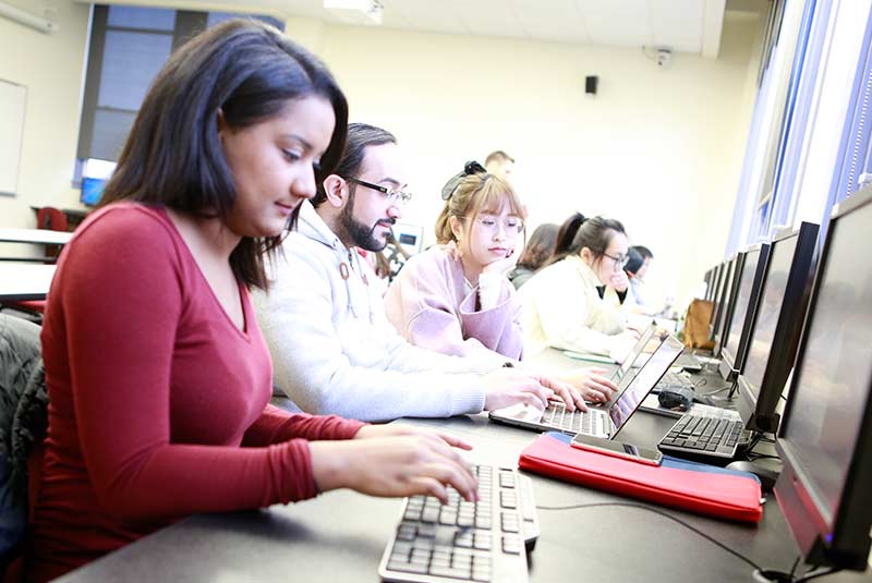 apply-computer-student WOU student on computer