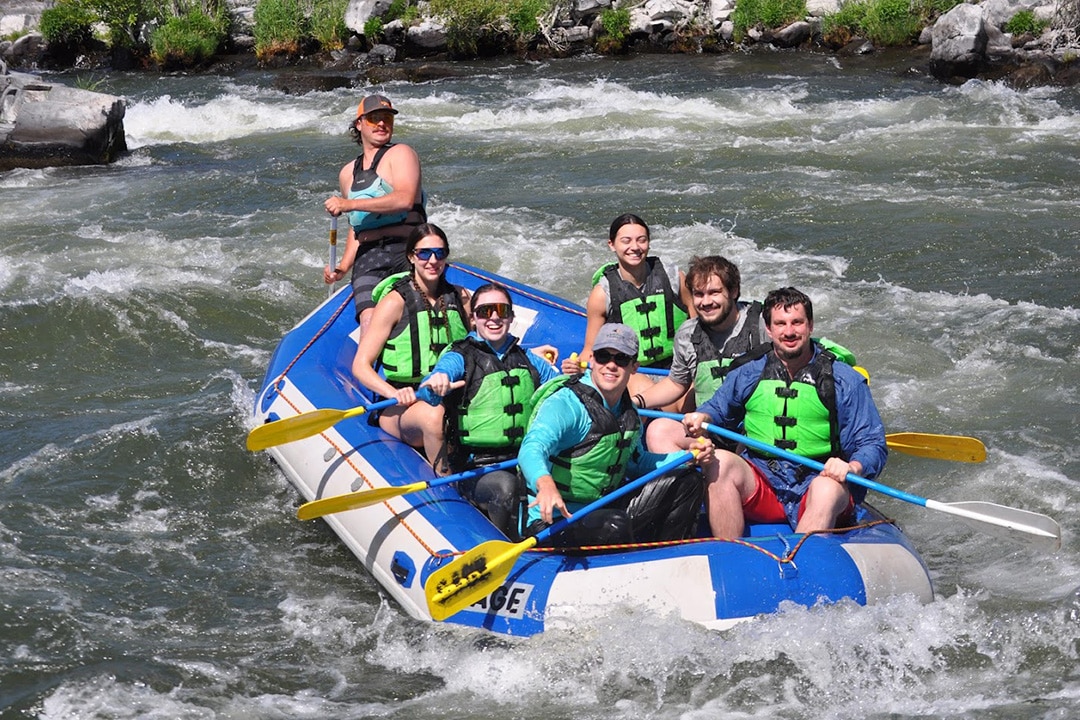 Happy rafters navigatie the Deschutes River